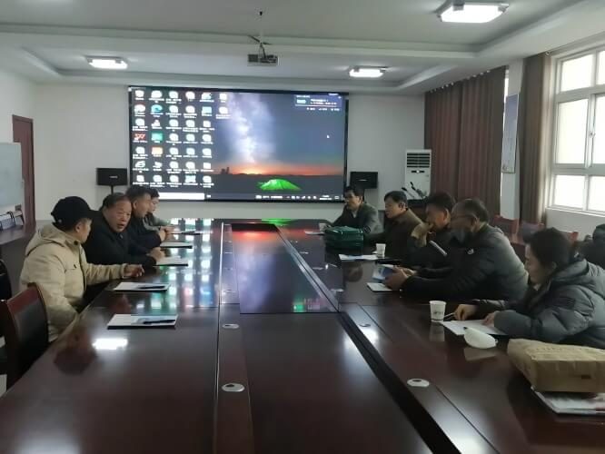 Реальная сцена визита клиента на завод и обсуждения проекта.